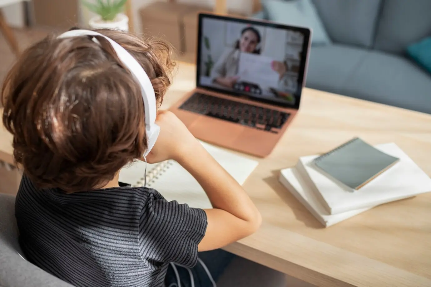 Пожалуйста, пришлите исходный текст описания, чтобы я перефразировал его на русском языке.